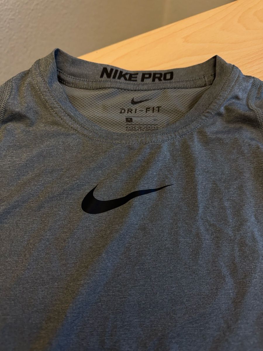 T-shirt: Nike Thermo TOP Zustand – Nuovo (secondo la descrizione) da Freidorf TG venduto da ibipatria 1