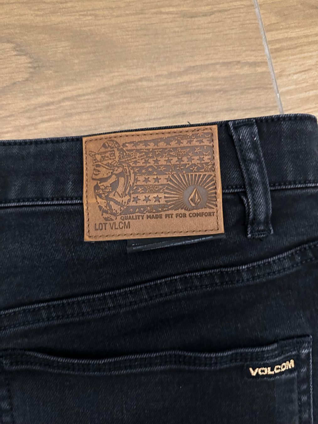Volcom Jeans: Shorts en jean noir Volcom – D'occasion à Renens VD par Dav_Ren 2