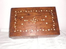 Antike Holzschatulle mit IntarsienElfenbein