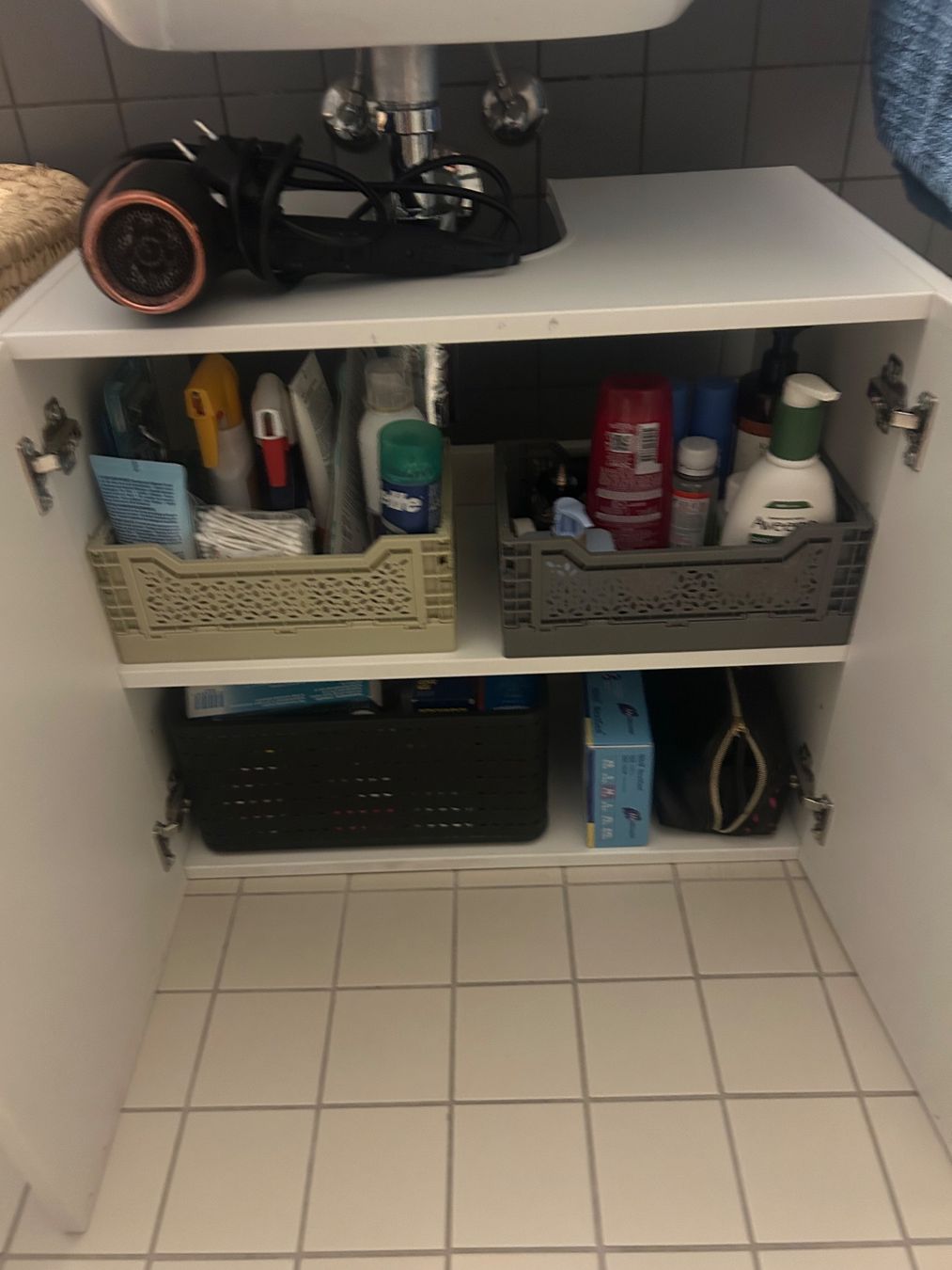 Ikea Armoires: Badezimmer Schrank – D'occasion à Zürich par Valentinastoira1 1