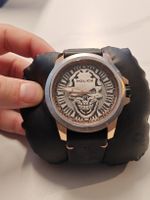 Police Uhr mit Totenkopf-Motiv