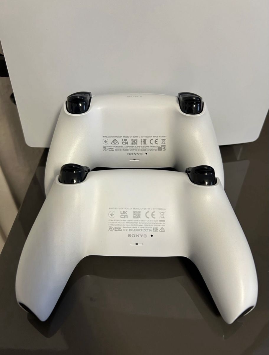 Sony Console: PlayStation 5 Disc Edition 2 Controller inkl  – Usato da Wallenwil venduto da Haenggijoergjosef 2