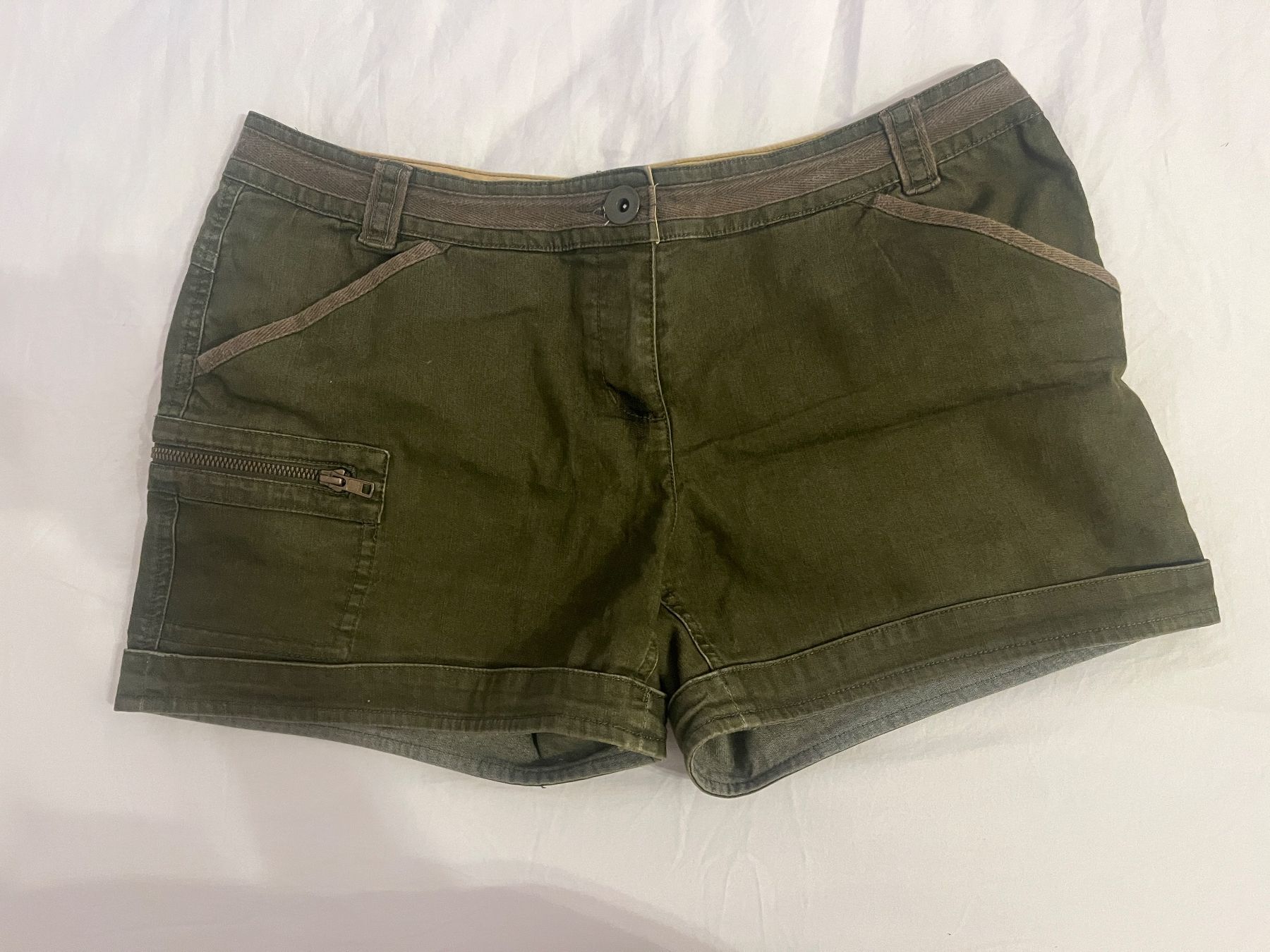 Pantaloni: Short cargo kaki taille basse – Usato da Cossonay-Ville venduto da 021epi70