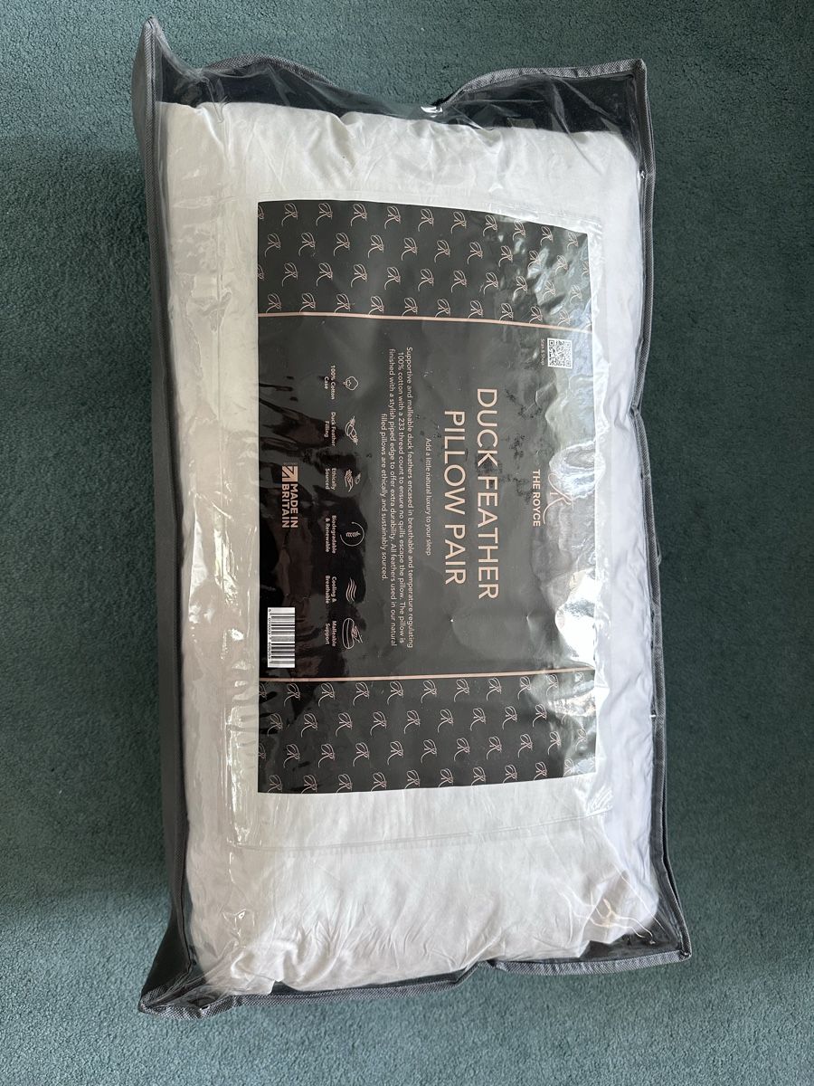 Cuscini: Duck Feather Pillow Pair New In Bag – Nuovo e nell'imballaggio originale da Winterthur venduto da snq 1