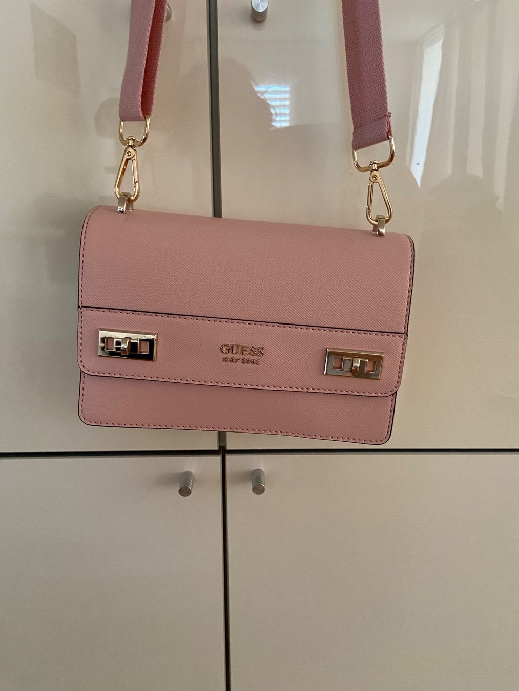 Guess Sacs femmes: Neu: GUESS Umhängetasche – D'occasion à Bülach par kittygismo