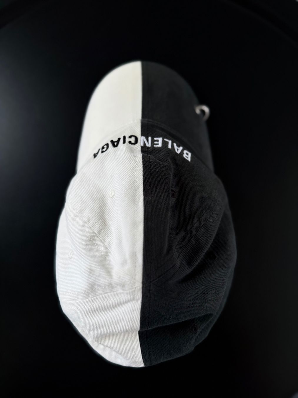 Balenciaga Copricapi, berretti & cappellini: Balenciaga 50/50 Cap mit Piercing – Nuovo e nell'imballaggio originale da Kilchberg ZH venduto da LuxuryVault 2