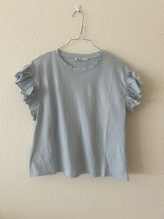 T-shirt ZARA bleu ciel à volants – Taille M – neuf
