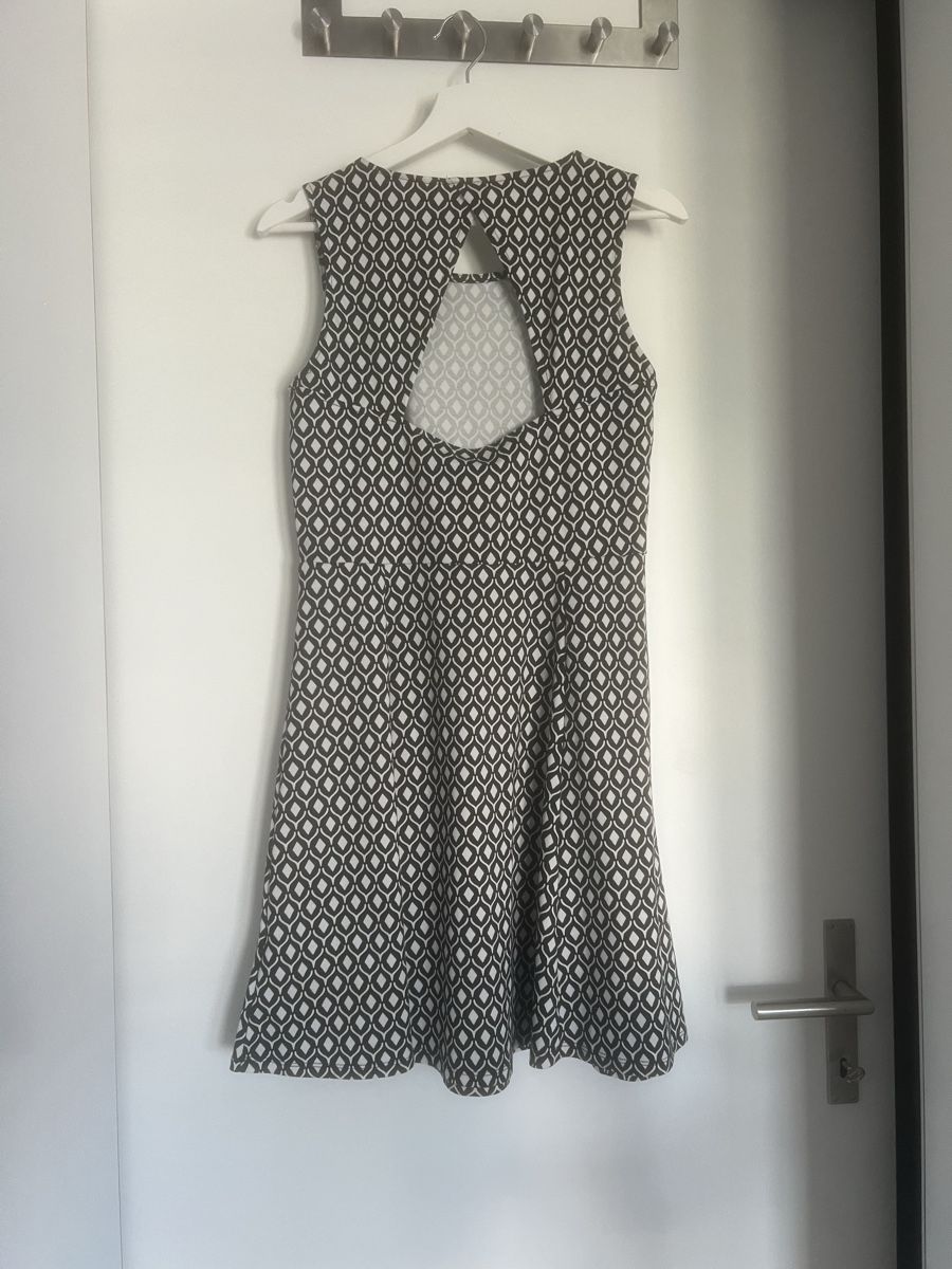 Robes: Kleid Grösse M – D'occasion à Dübendorf par ali_g7p8 1