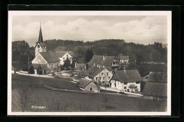Cartoline postali: AK Hirzel, Strassenpartie mit Kirche – Usato da Berlin venduto da bartko-reher