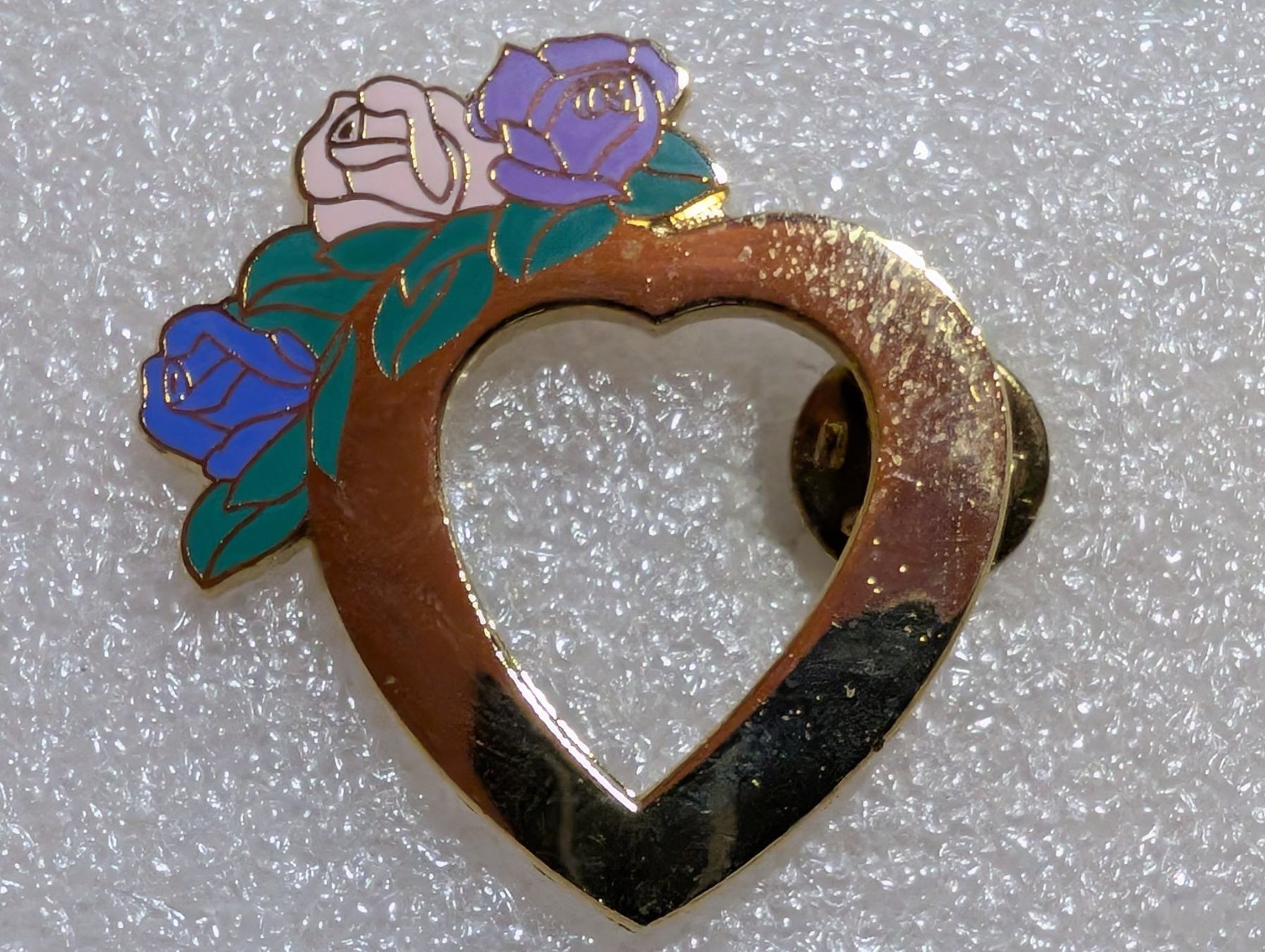 Placchette & Badge: Ansteckpin 258: Herz mit Rosen – Usato da Oppligen venduto da Pin-Fall-Shop