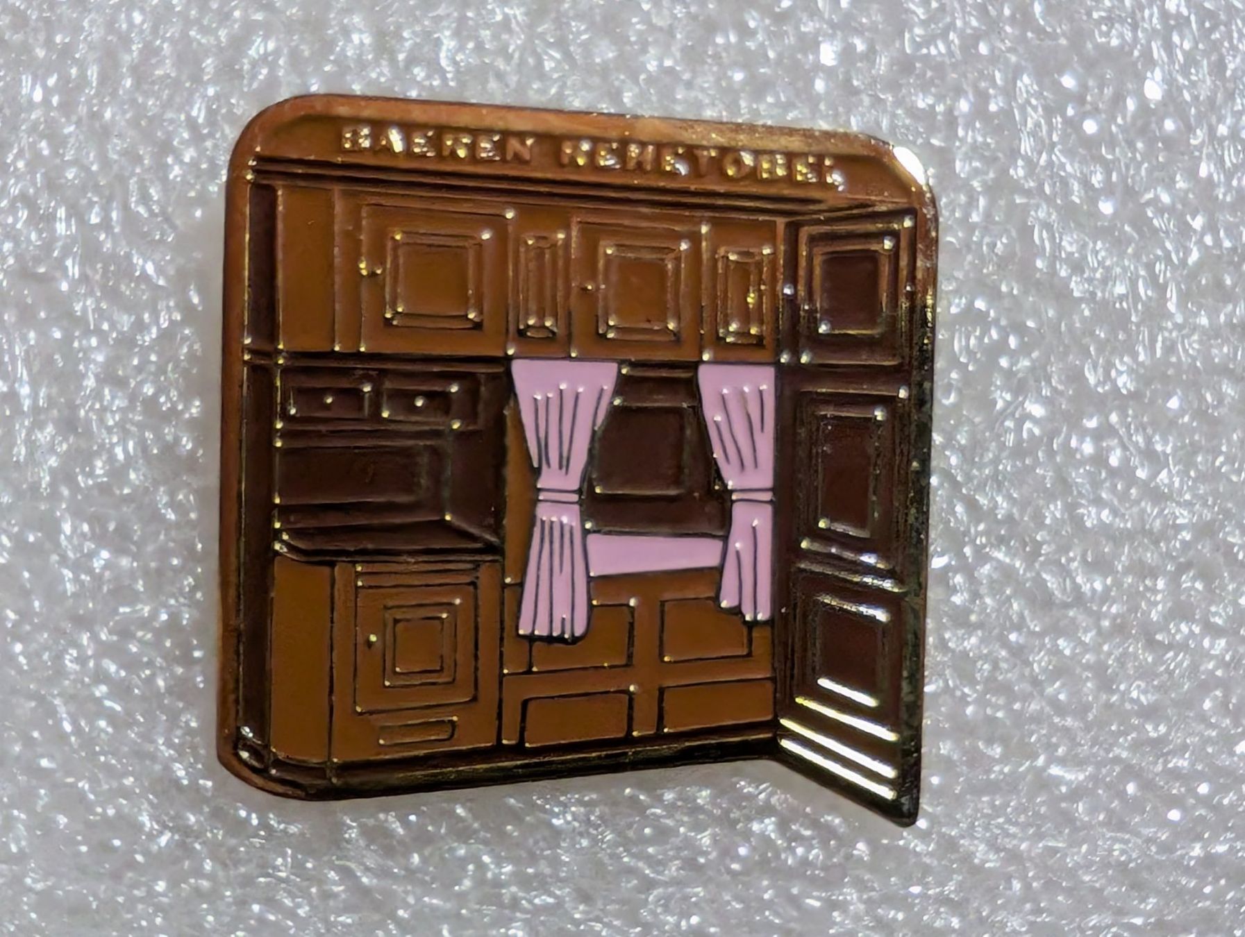 Placchette & Badge: Ansteckpin 246: Schrank – Usato da Oppligen venduto da Pin-Fall-Shop