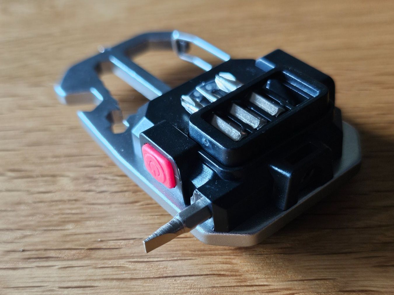 Lampade: Multifunktionswerkzeug mit LED Lampe und Bits – Nuovo e nell'imballaggio originale da Frutigen venduto da Darksmash666 4