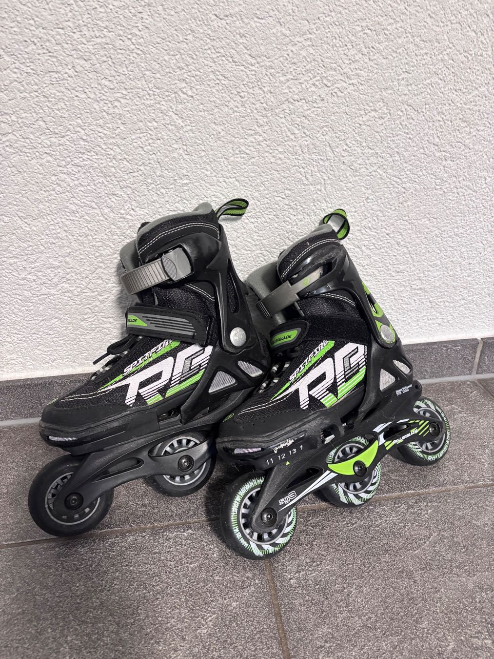 Pattini in linea & Pattini a rotelle: Rollerblades Grösse 28-32 – Usato da Hasle LU venduto da Monikazu