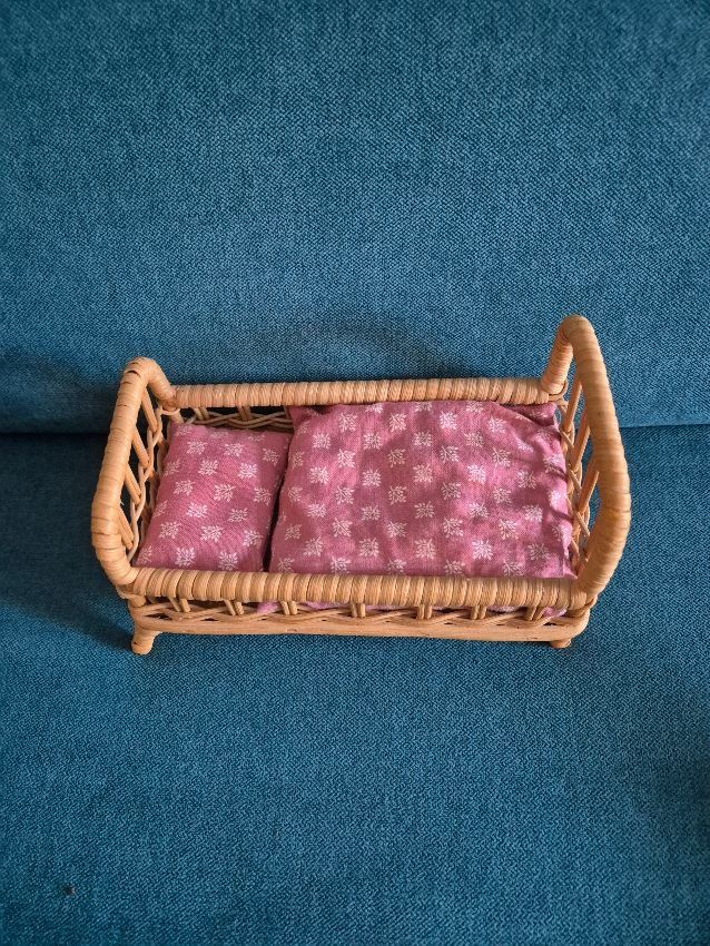 Spielzeuge: Spielzeug Bett mit alter Puppe – Gebraucht aus Embrach von wernici 4