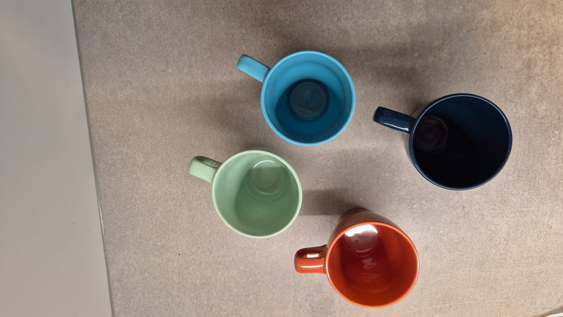 Tasses: Vier farbige Tassen – D'occasion à Bitsch par cka_6hff 6