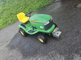 Rasentraktor John Deere LT 160 mit Schneeschild