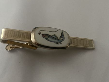 Krawattennadel ,  Fisch Abbildung Goldfarben guter Zustand
