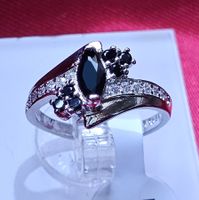 Eleganter Ring mit schwarzem Stein, 925 versilbert, Gr. 8
