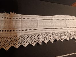 gehäckelte und gestickte gardine oder bordure