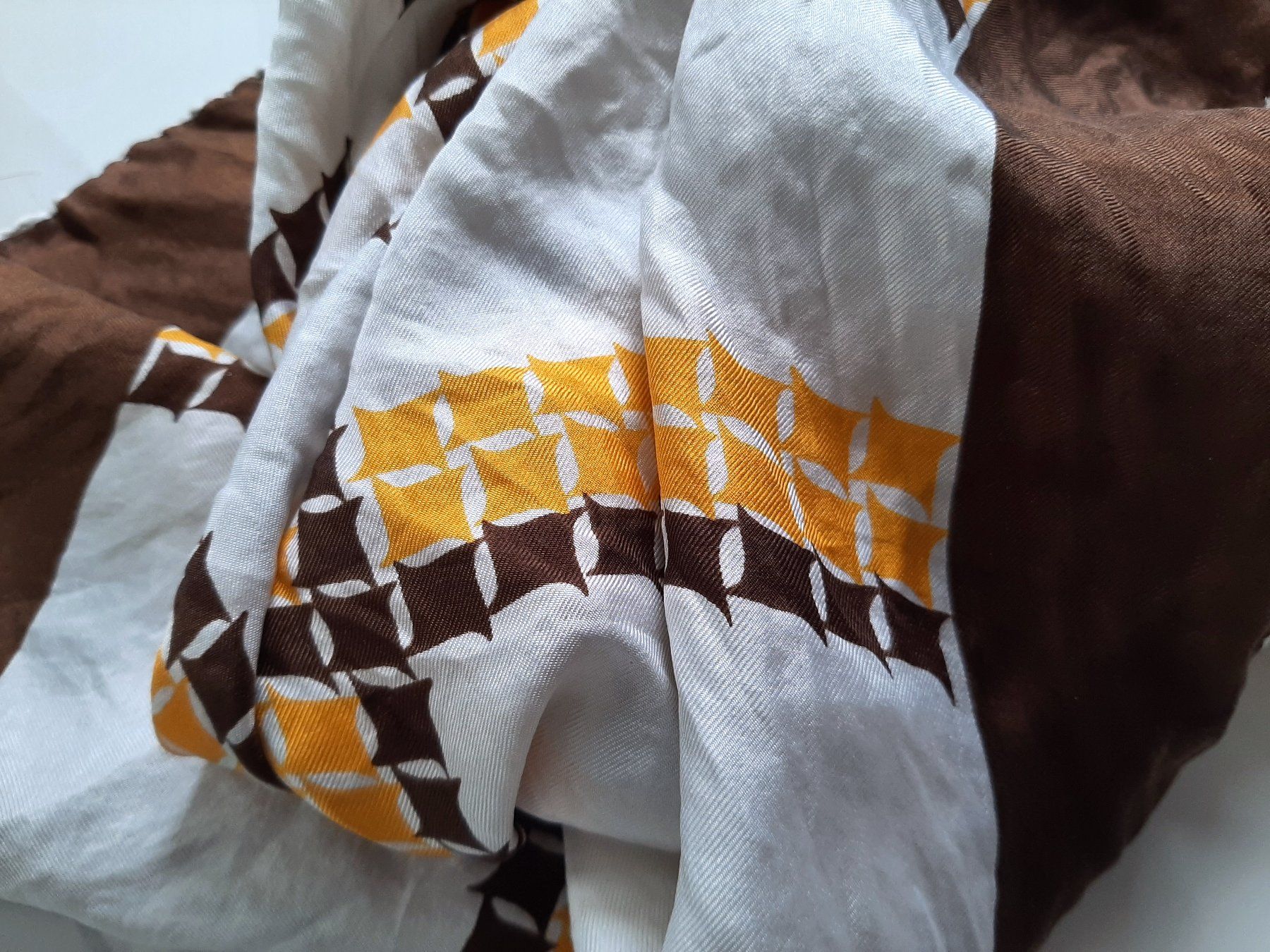 Foulard & Sciarpe: Foulard mit Retromuster braun/weiss/gelb – Usato da St. Gallen venduto da mimikrya 2