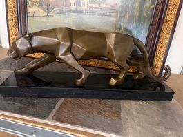 Panther Skulptur Bronze geometrisch auf Marmorsockel