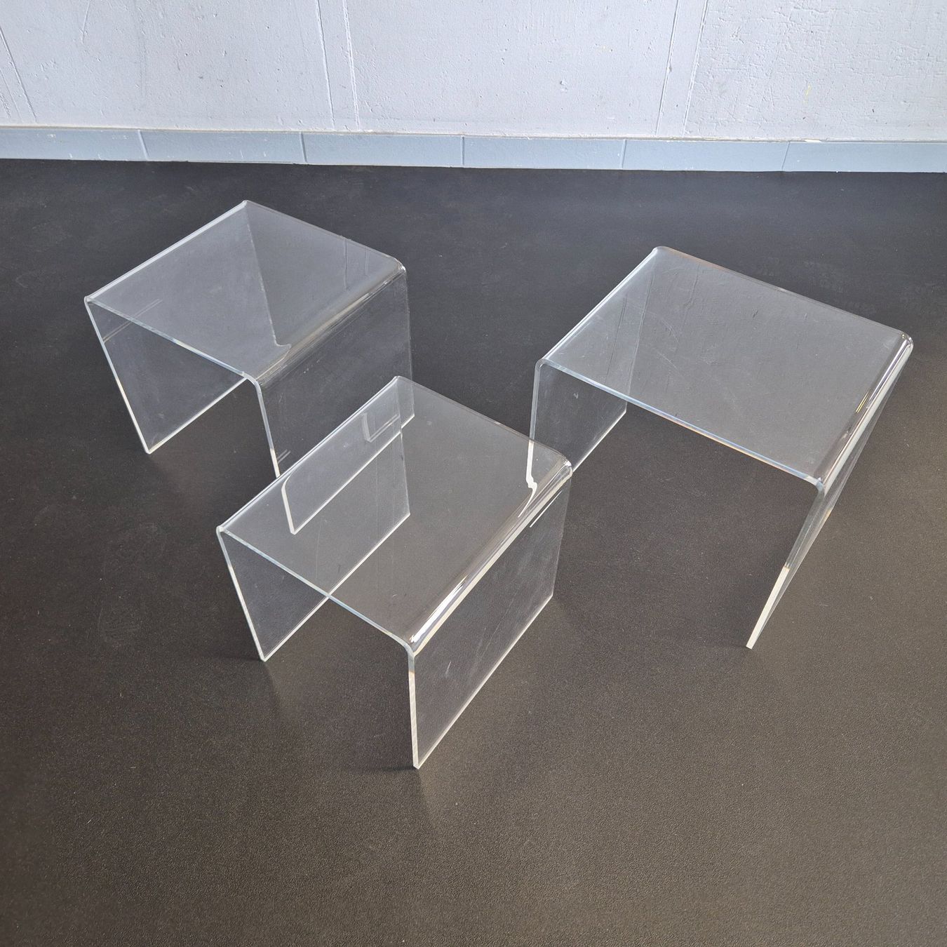 Tische: 3er Set 1980 Plexiglas Acryl Coffee-Table Beistelltisch – Gebraucht aus Nottwil von Wondewa-Shop 4