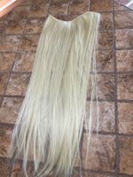 Estensioni dei capelli sintetici sulla linea di pesca