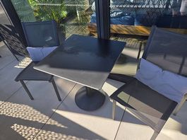 Gartentisch 68x68cm und Hunn Gartenstühle