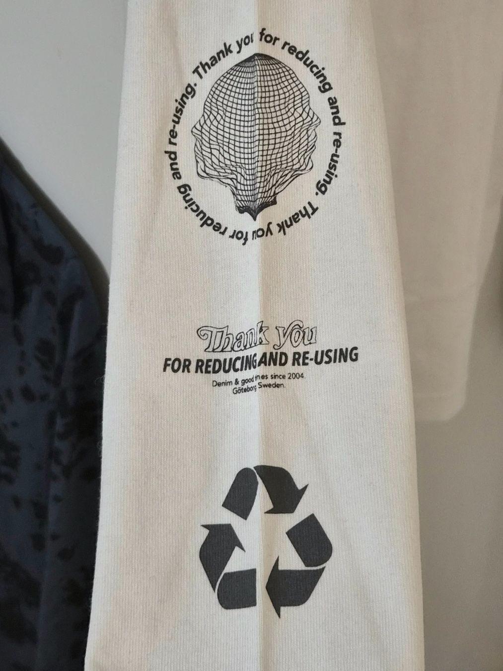 Calvin Klein T-Shirts: Beiges Calvin Klein T-Shirt – Neu und originalverpackt aus Zürich von New_username 6