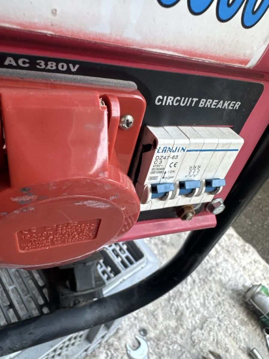 Générateurs de courant: Stromgenerator GIGATOR OHV 6000 AC 380V gebraucht – D'occasion à Luzern par mil_78wx 1