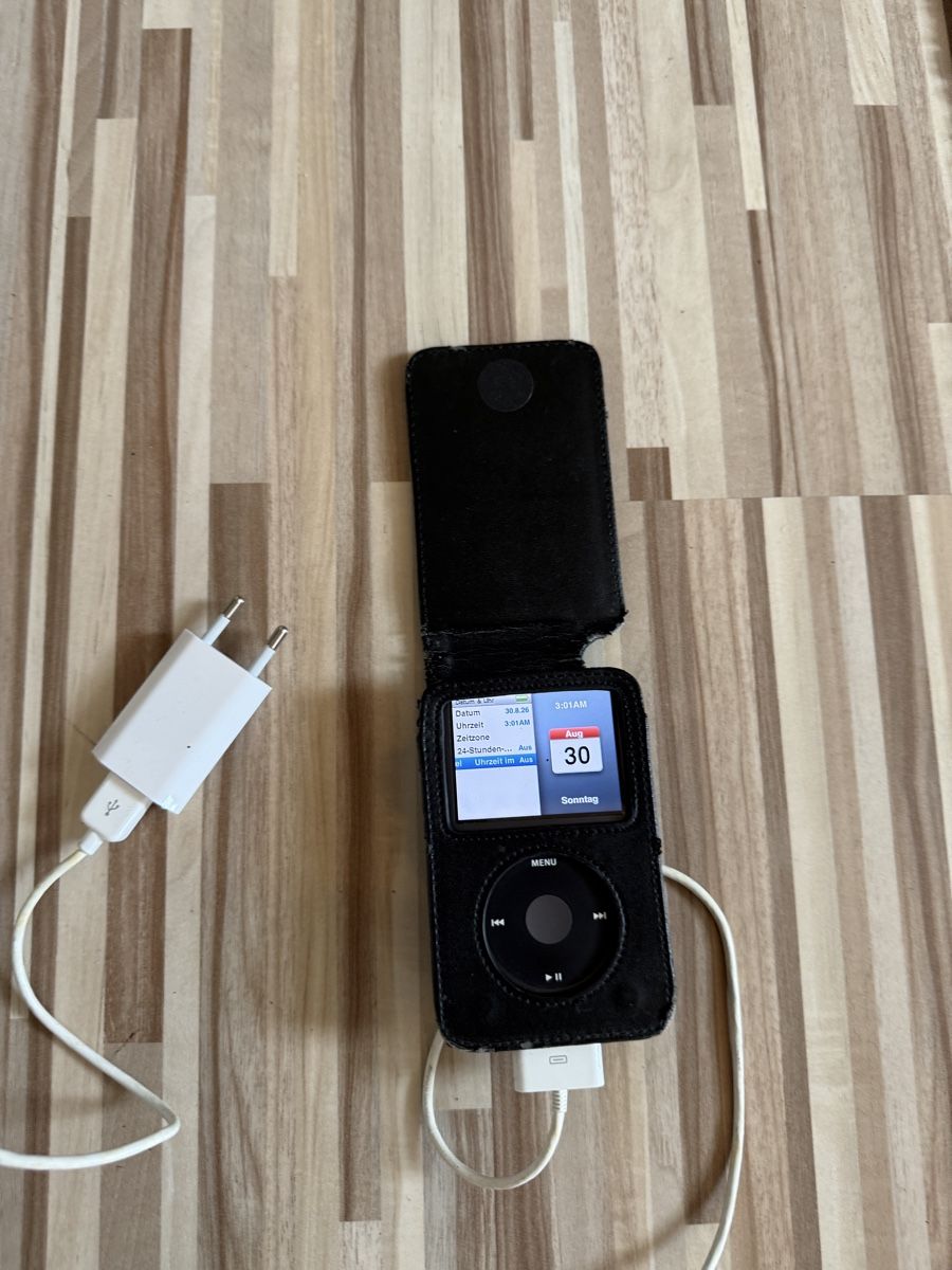 Apple Tragbarer Mediaplayer: Apple iPod Classic 160GB  mit Ladekabel – Gebraucht aus Dielsdorf von bambus1