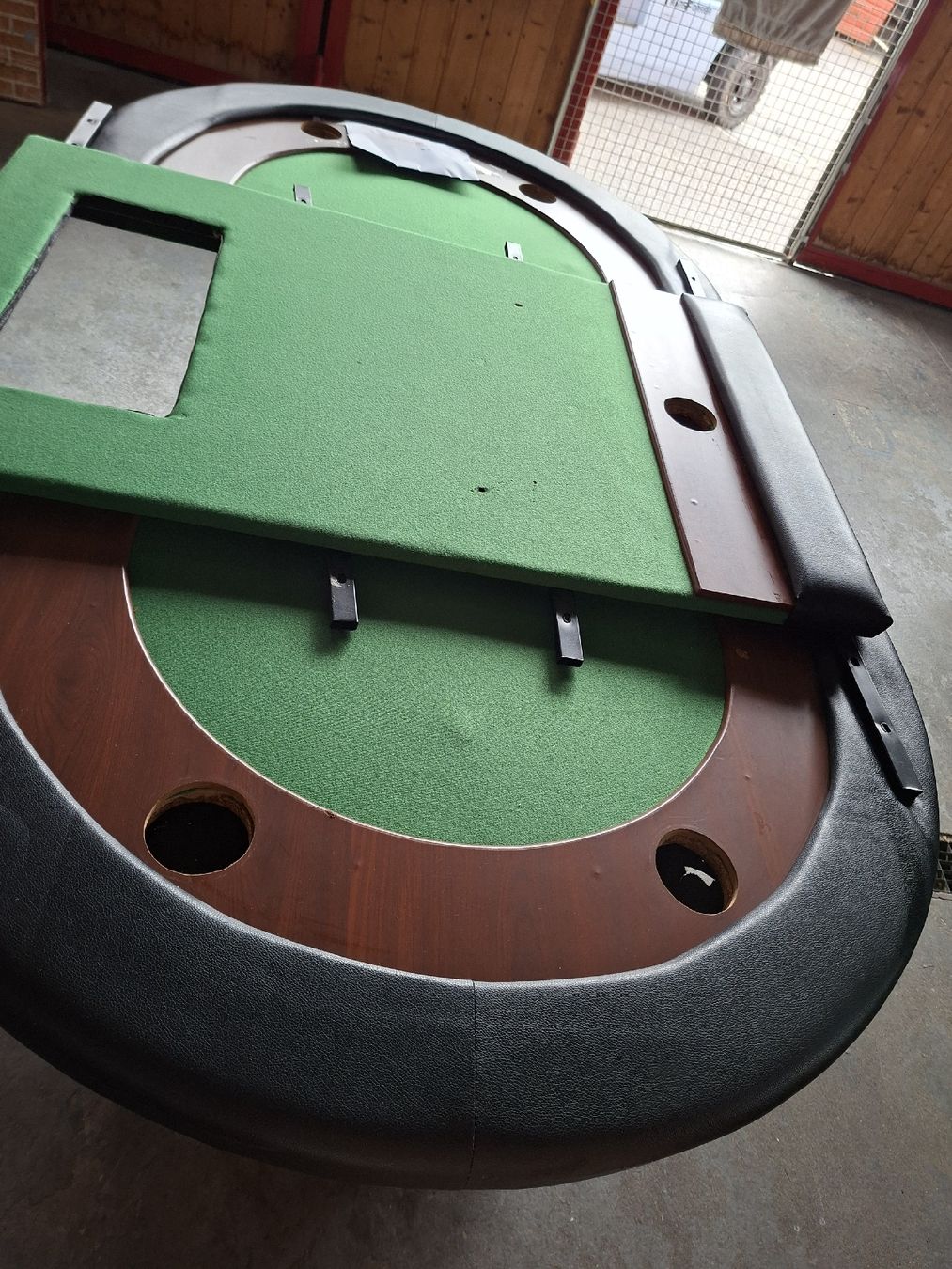 Tavoli: Pokertisch oval mit Getränkehaltern gebraucht – Usato da Oberhasli venduto da Cortina 1
