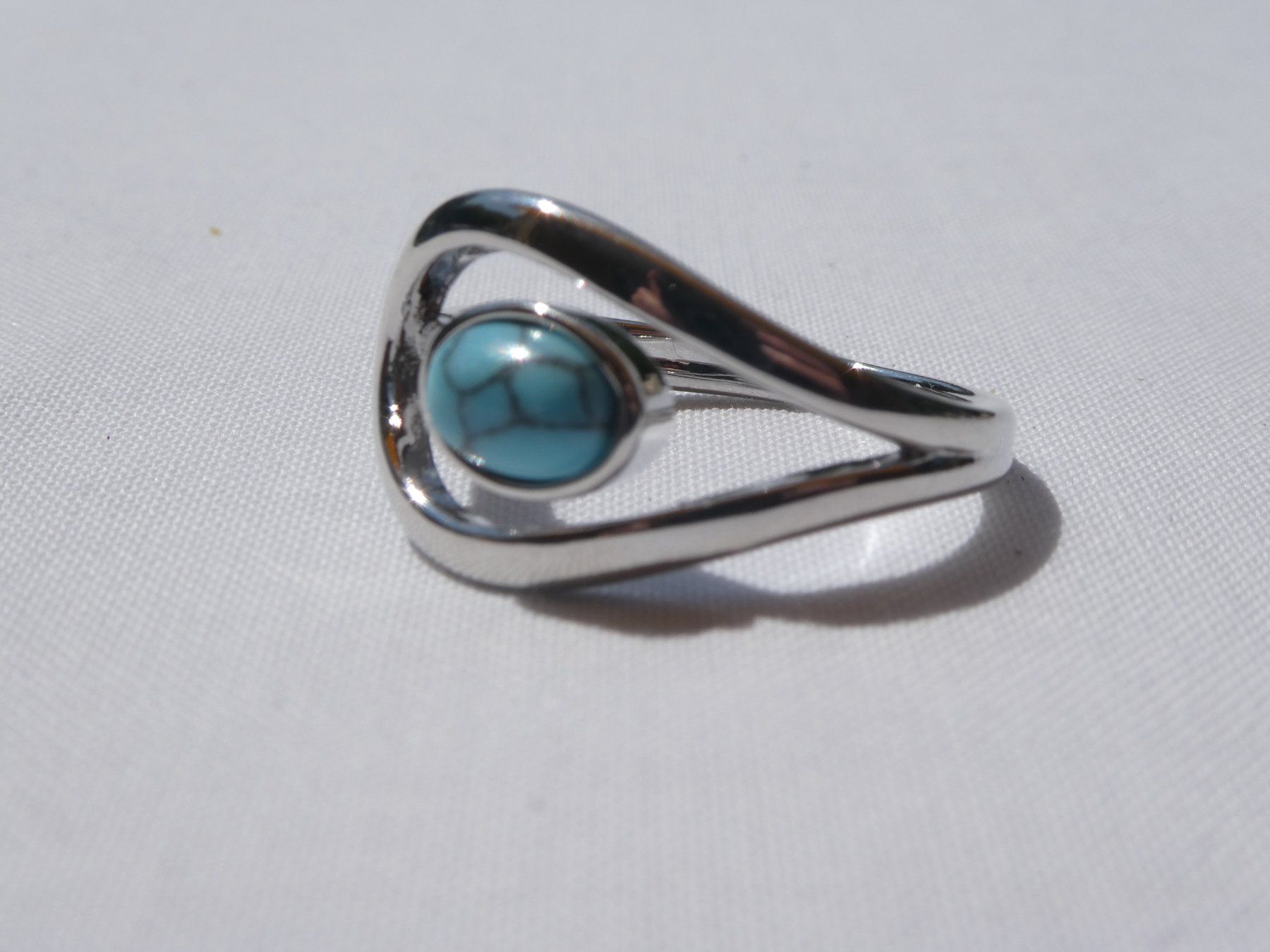 Ringe: Silberfarbener Ring mit synth. Türkis, Gr. 58/59  / NEU – Neu (gemäss Beschreibung) aus Gattikon von kaandooh