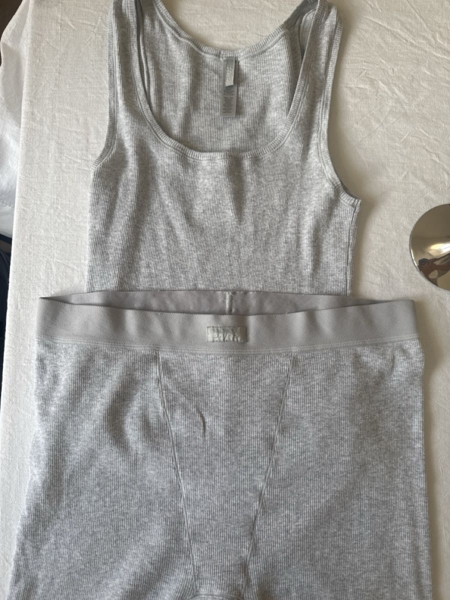 Skims Tops: Skims Set L – D'occasion à Zürich par Linen218 7