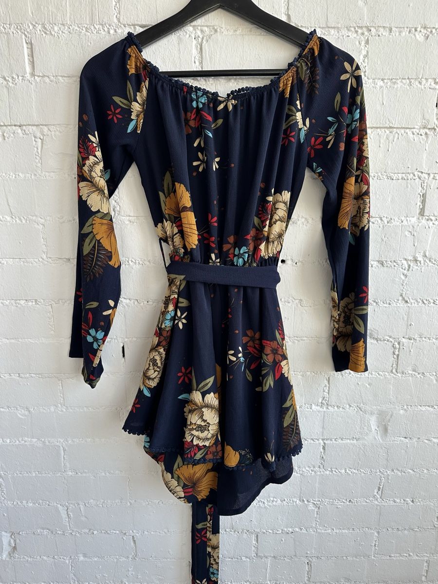 Tute: Dunkelblauer, kurzer Jumpsuit mit Blumenmuster von Yoins – Usato da Bern venduto da Fraeuleinhonig 8
