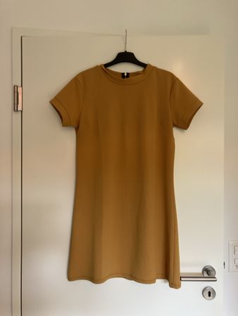 Senfgelbes Kleid