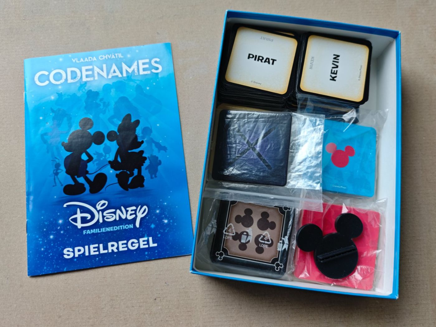 Disney Giochi: Disney Codenames Kartenspiel Familienedition – Usato da Neuhausen am Rheinfall venduto da geekgadget 2