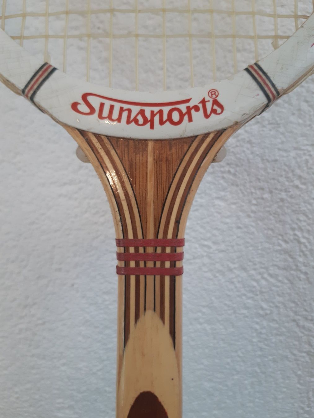 Vieille Raquette De Tennis En Bois - Modèle De Luxe Des Années 60/70 - Longueur 69cm - Déco Vintage