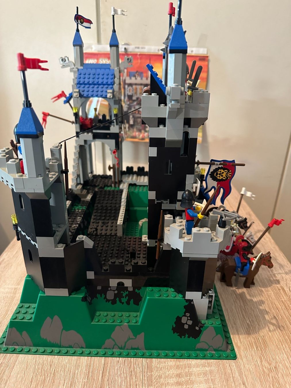 Lego Kit di costruzioni: LEGO Ritter 6090 Royal Knight's Castle – Usato da Basel venduto da Don-Angel 6