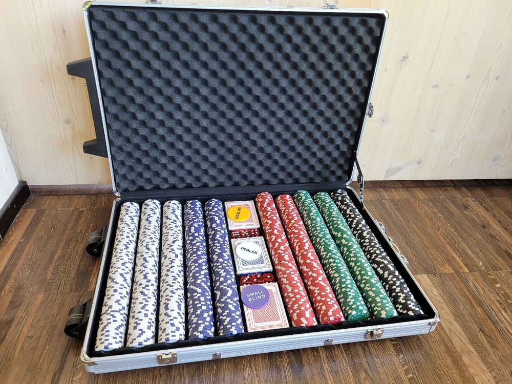 Poker Mania - Koffer mit Chips, Mischmaschine, Tischplatte (Gebraucht) in für CHF 25 – nur