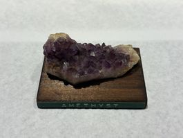 Kleiner Amethyst auf Holzbrettchen