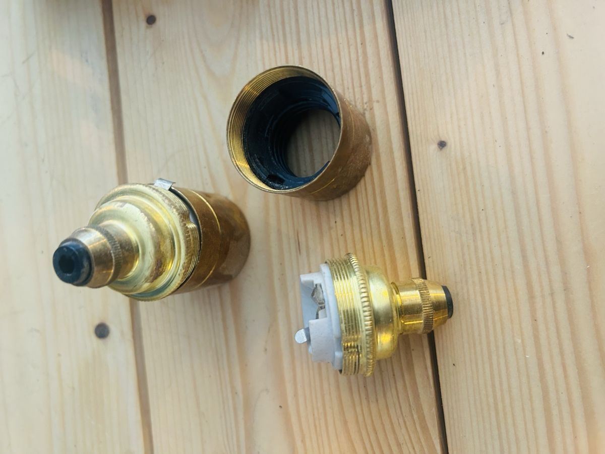 Lampade: Set Lampen Fassungen . Messing – Nuovo e nell'imballaggio originale da Zürich venduto da KuduKing