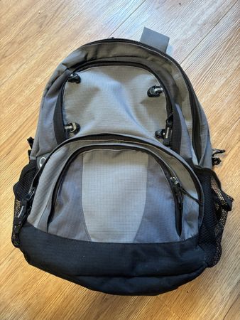 Rucksack grau/schwarz, ideal für den Alltag