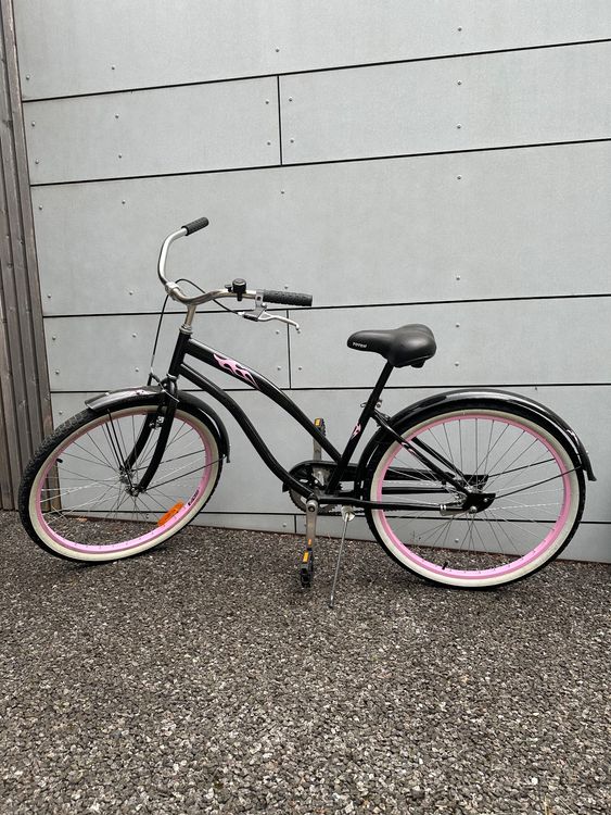KS Cycling Beachcruiser Cherry-Blossom – 26 Zoll Damenfahrrad, Weiße Rahmen Mit Kirschblüten, Pinke Felgen, 6-Gang, Gefederter Sattel – Für Lässige Touren