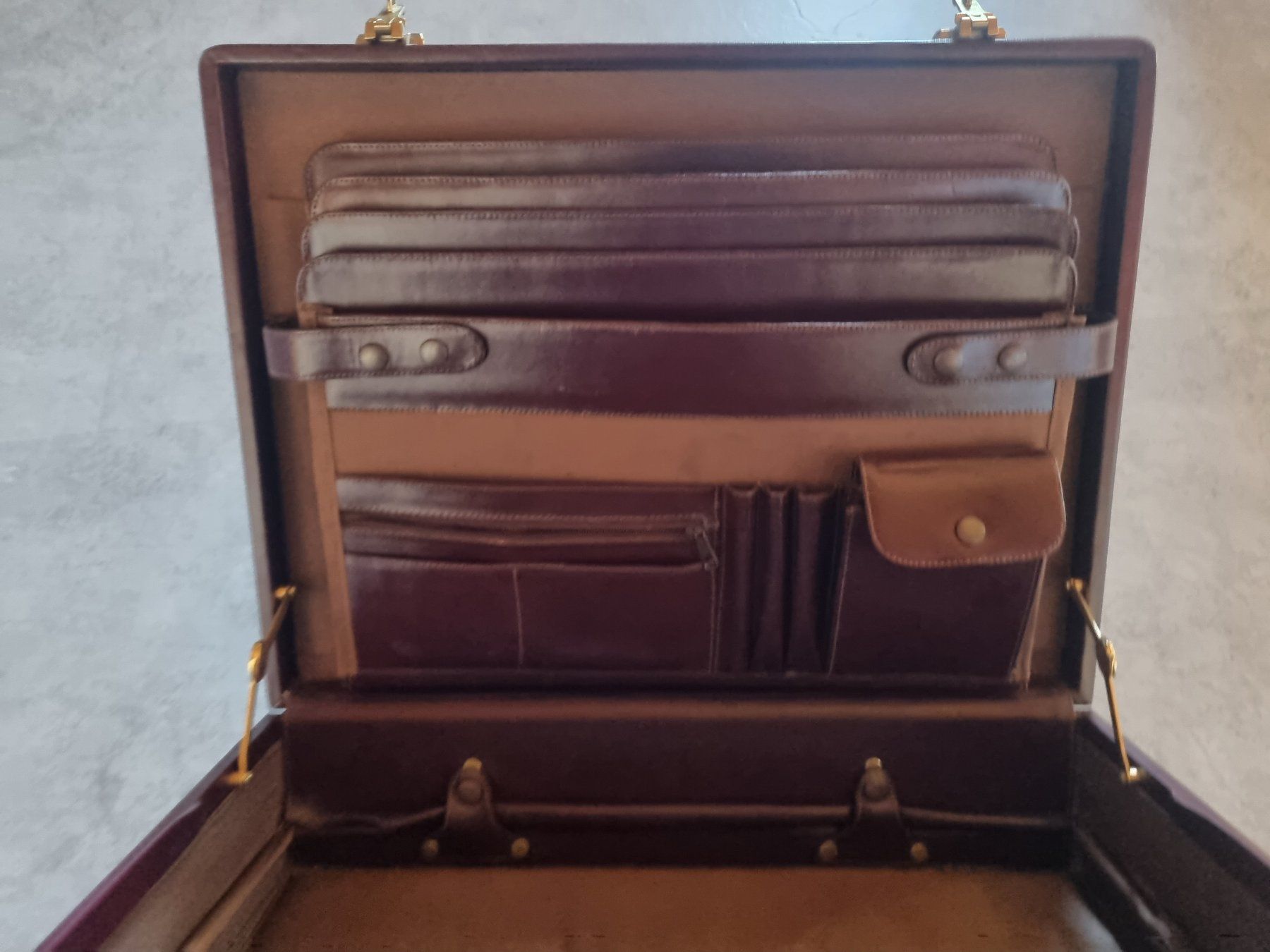 Valigie & Borse: Mallette porte-documents en cuir rouge – Usato da Savièse venduto da Laguinee 7