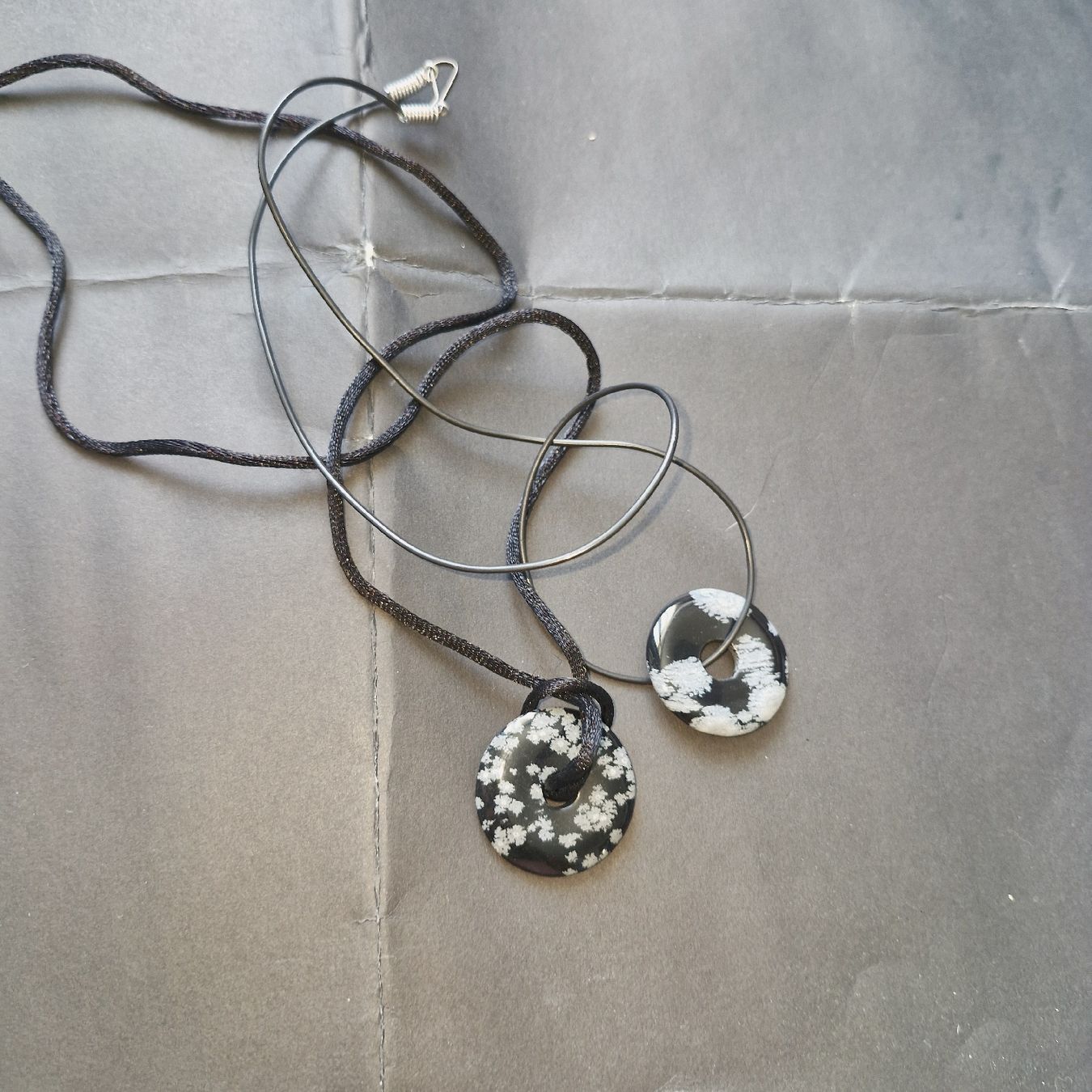 Autres bijoux: set de 2 colliers noir et blanc – D'occasion à Neuchâtel par yas_zdb7