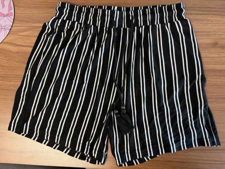 Kurze Hose mit Streifen Grösse XS Schwarz Weiss