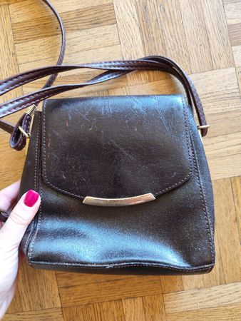 Brown vintage Crossbody Bag - Stylish & Compact!