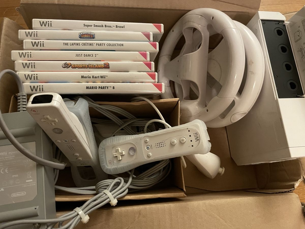Nintendo Console: Nintendo Wii Konsole mit sieben Games – Usato da Münchenbuchsee venduto da hamama18