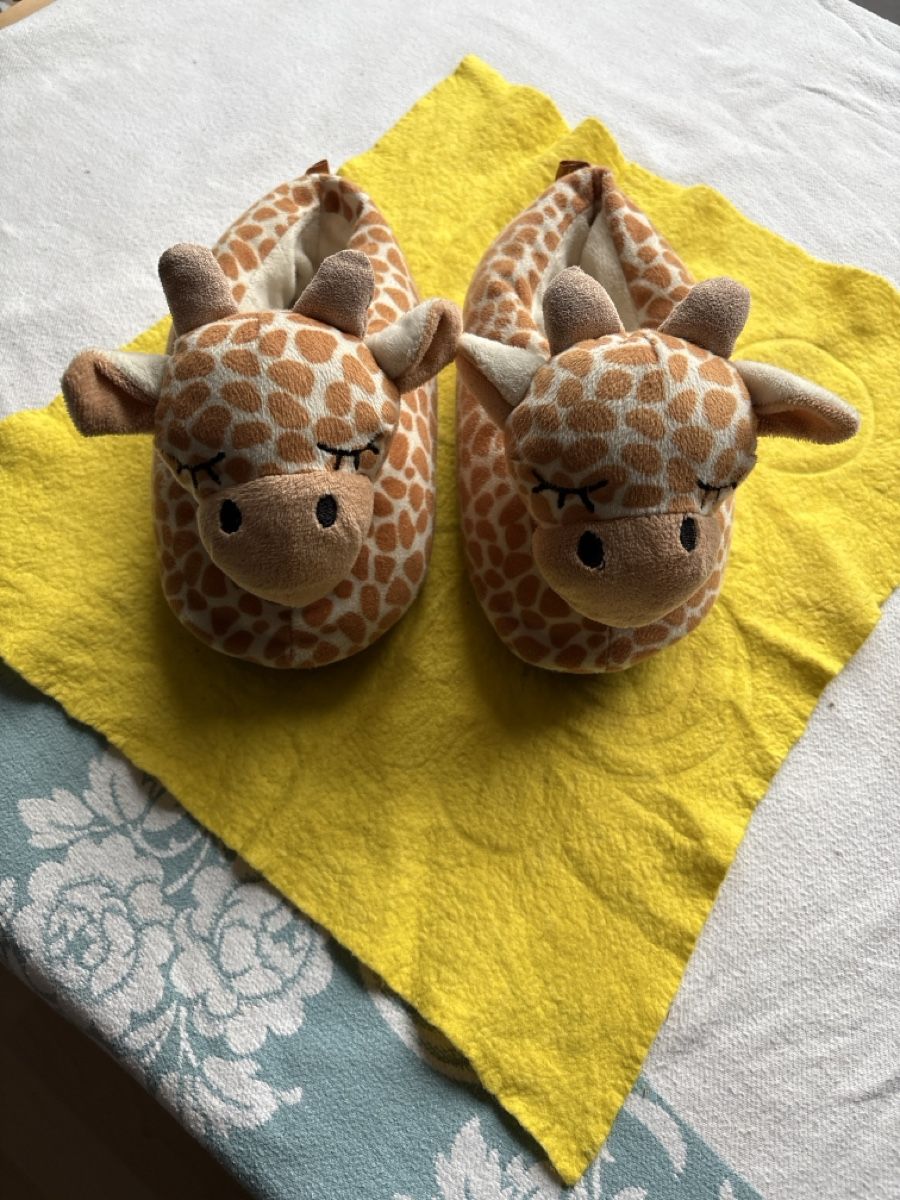 Scarpe per ragazzi: Warme Giraffe Hausschuhe – Usato da Thun venduto da Gitarre-1
